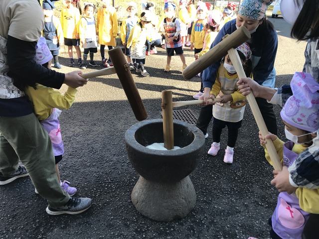 餅つき、ペッタン！ペッタン！ペッタンコ！